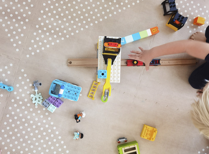 Spielteppich mit Duplo und Brio-Einsbahn