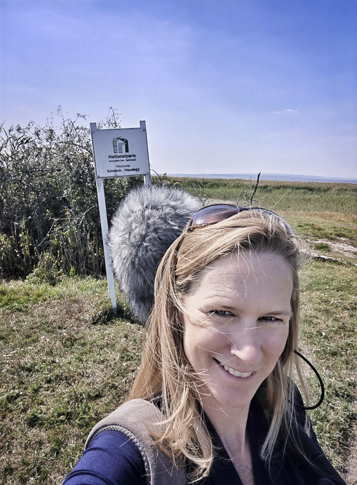 Nationalpark-Neusiedlersee Frau im Vordergrund mit Natur und Nationalpark im Hintergrund