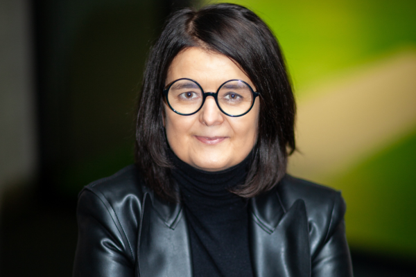 Ein Portrait oder Symbolbild mit klarer Haltung (z. B. Frau mit markantem Stil, alleine im Business-Kontext, Fokus auf Authentizität). Foto: Tanja Hellmuth