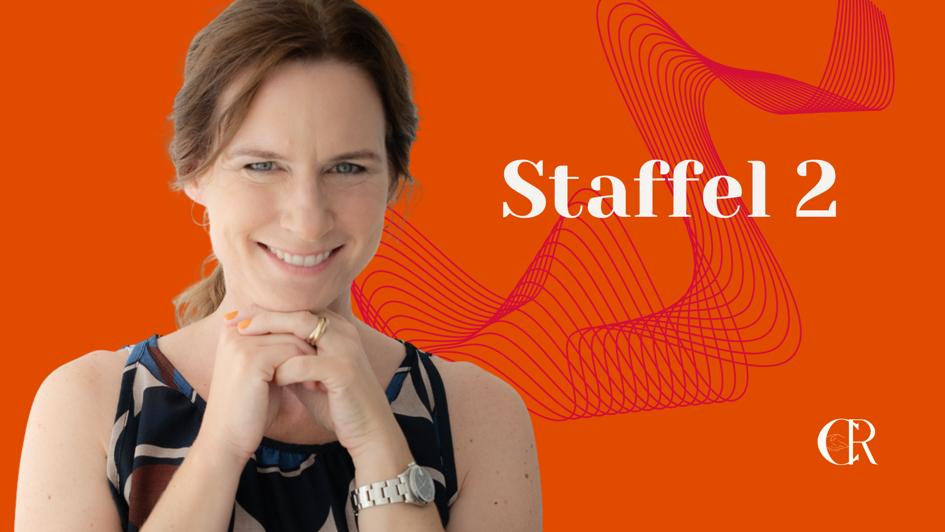 Catharina Rieder, Netzwerk-Expertin und Podcast-Host, lächelt vor orangefarbenem Hintergrund – Titelbild zur Staffel 2 des Podcast Netzwerk-Zirkel.