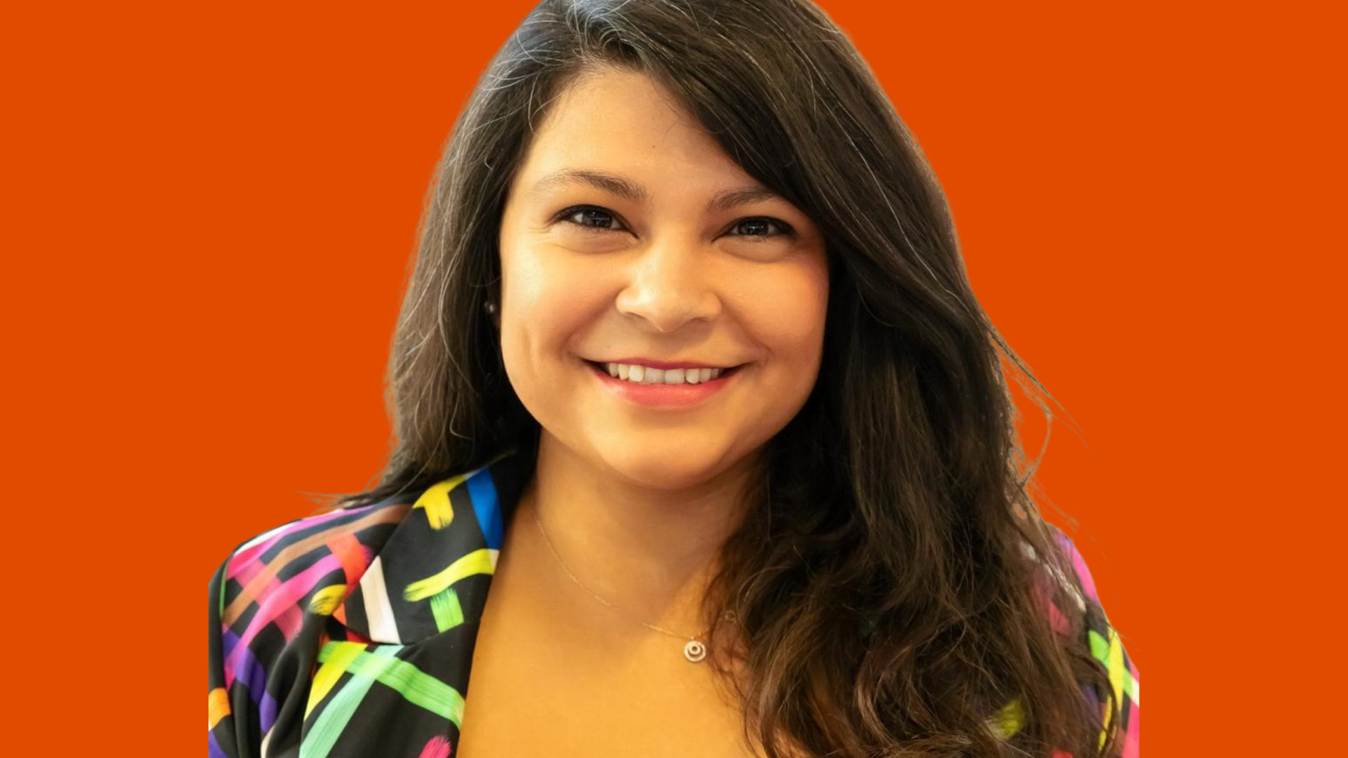 Porträt von Nadia Tor vor orangefarbenem Hintergrund.